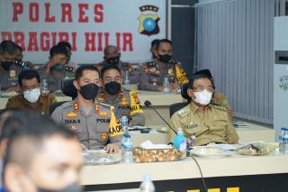 Percepat Vaksinasi, Bupati Inhil Ikut Video Conference dengan Kapolda Riau