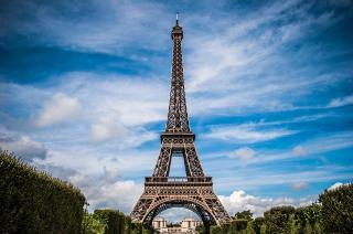 Ternyata Foto di Menara Eiffel Ada Aturannya, Begini Penjelasannya