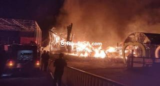 Asia Farm Pekanbaru Terbakar, Api Muncul dari Rumah Makan