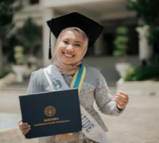 Keren! Mahasiswi Ini Lulus dari UNY Tanpa Skripsi, Kos Bisa?