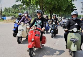 Wako Paisal Motoran Pakai Vespa Keliling Kota Dumai
