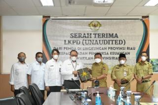 Bupati Catur Serahkan Langsung LKPD Kampar ke BPK Perwakilan Riau