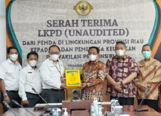 Bupati HM Wardan Serahkan LKPD Inhil TA 2021 ke BPK RI Provinsi Riau