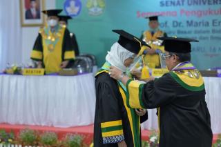 Doktor Maria Erna Dikukuhkan Sebagai Guru Besar UNRI