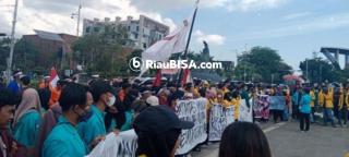 Minyak Goreng Langka, Ratusan Mahasiswa Geruduk Kantor Gubernur Riau