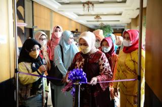 Mini Bazar IKM Dibuka, Ini Harapan Ketua DWP Riau
