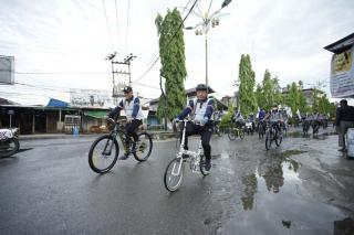Bupati Wardan Gowes Keliling Kota Tembilahan