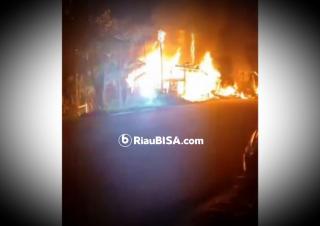 Rumah Papan Kayu Terbakar di Parit Indah Pekanbaru, Korban Dengar 5 Suara Ledakan
