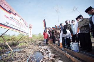 Bupati Wardan Letakkan Batu Pertama Pembangunan Surau dan Gedung Serba Guna PKDP Inhil