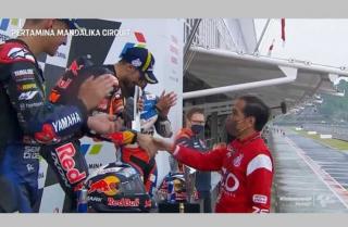 Pebalap MotoGP Mandalika Dapat Cenderamata Bumbu Khas Indonesia