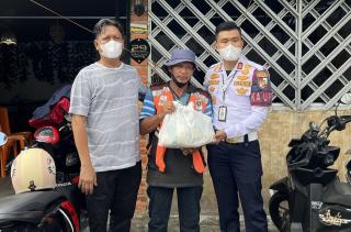 Dishub Pekanbaru Serahkan Sembako ke-35 Orang Juru Parkir