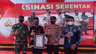 Plt Bupati Kuansing Raih Penghargaan Target Pencapaian Vaksinasi Anak Se Provinsi Riau