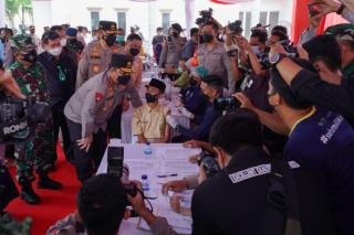 Wakapolri Tinjau Pelaksanaan Vaksinasi Serentak di Universitas Riau