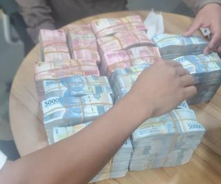 Reza Arap Serahkan Uang Rp950 Juta dari Doni Salmanan ke Polisi