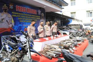 Dirlantas Polda Riau Sita Ratusan Knalpot Bising Dari Pengendara Motor