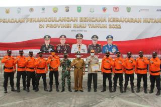 Bupati Wardan Terima Penghargaan Penanggulangan Karhutla di Riau Tahun 2021