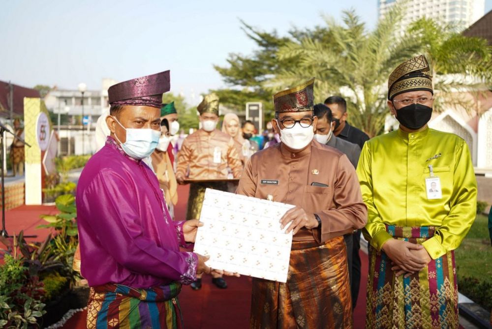 Beri Penghargaan Kepada Para Tokoh Pengabdi, Wagubri Apresiasi BRK