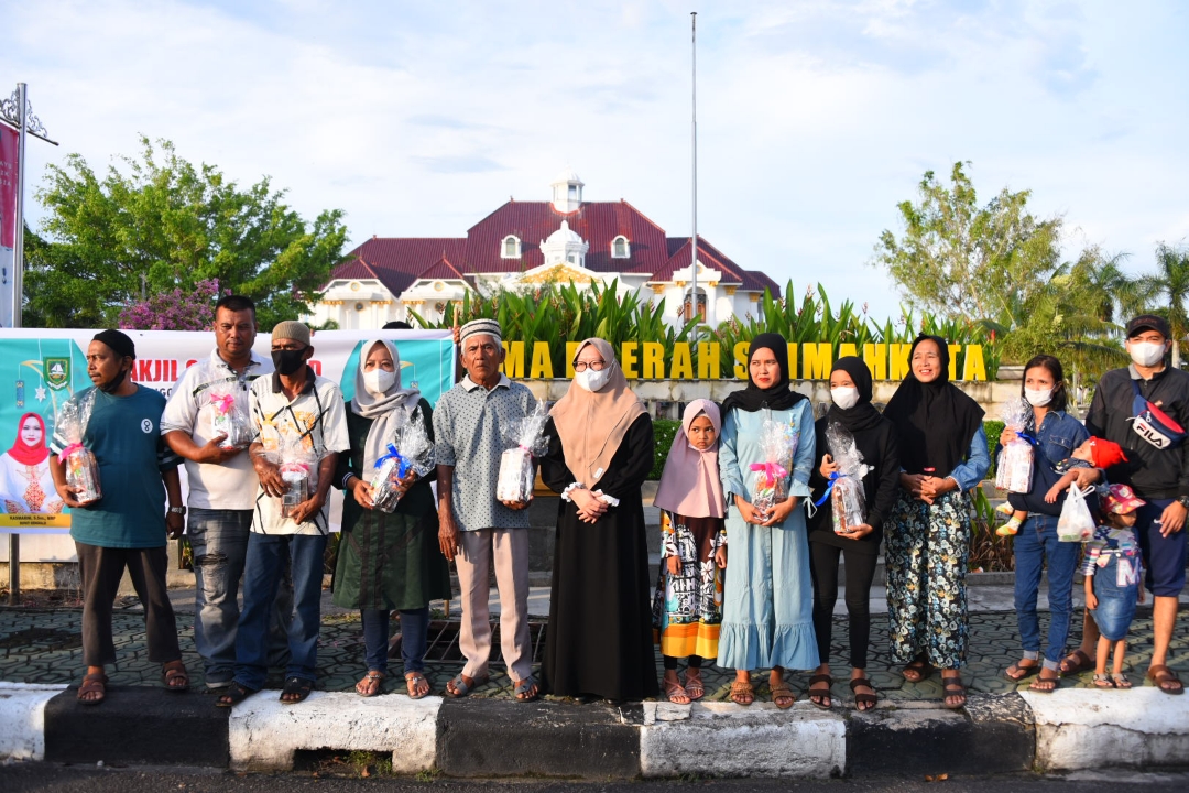 TP PKK Bengkalis Bagi-bagi Takjil Gratis untuk Warga