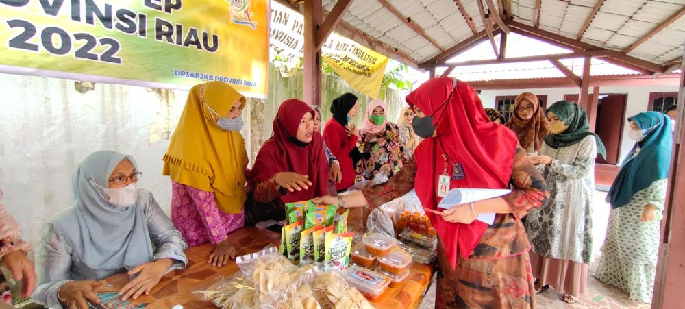 Tingkatkan Ekonomi, Kadis DP3AP2KB Riau Buka Bazar Industri Rumahan