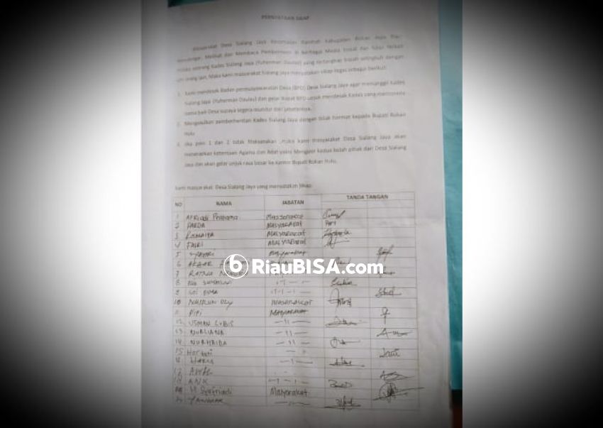 Diduga Berbuat Asusila, Warga Desa Sialang Jaya-Rohul Bubuhkan Tanda Tangan Pemberhentian Kepala Desa