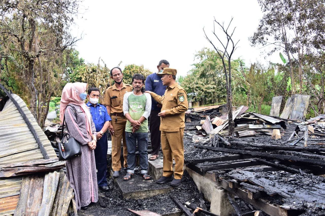 Wabup Bengkalis Serahkan Bantuan untuk Korban Kebakaran di Kelurahan Damun
