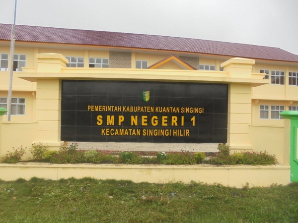Ngeri! Siswa SMPN 1 Kuantan Hilir Kuansing Bakar Sekolah dan Siram Guru Pakai Bensin