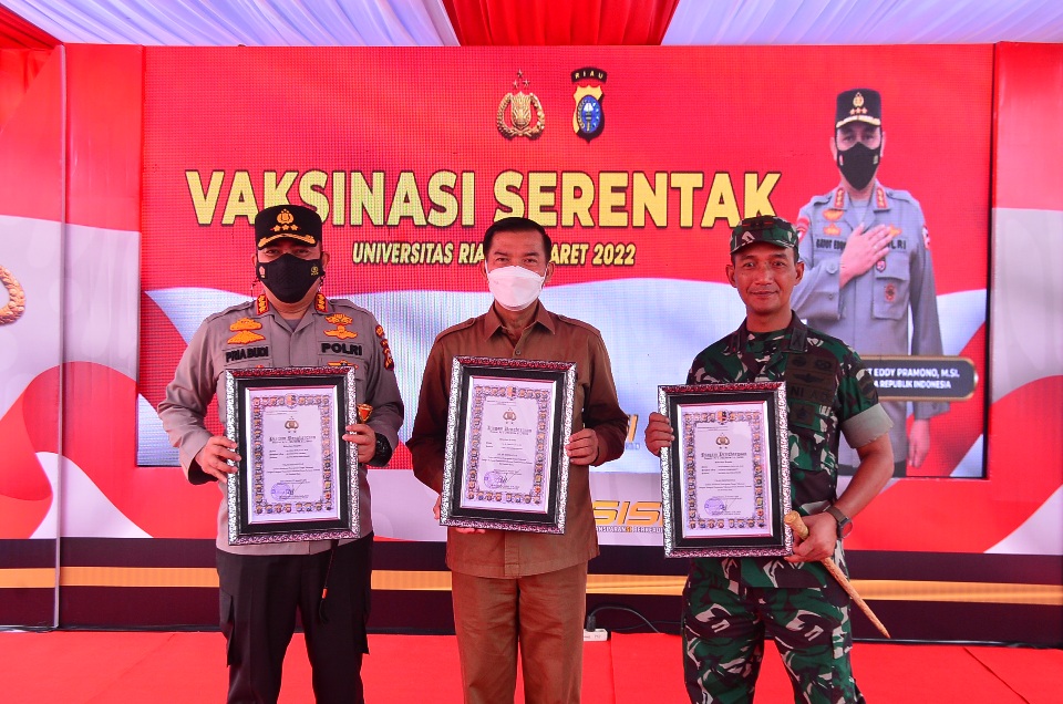 Capaian Vaksinasi Tertinggi, Walikota Pekanbaru Terima Perhargaan dari Wakapolri