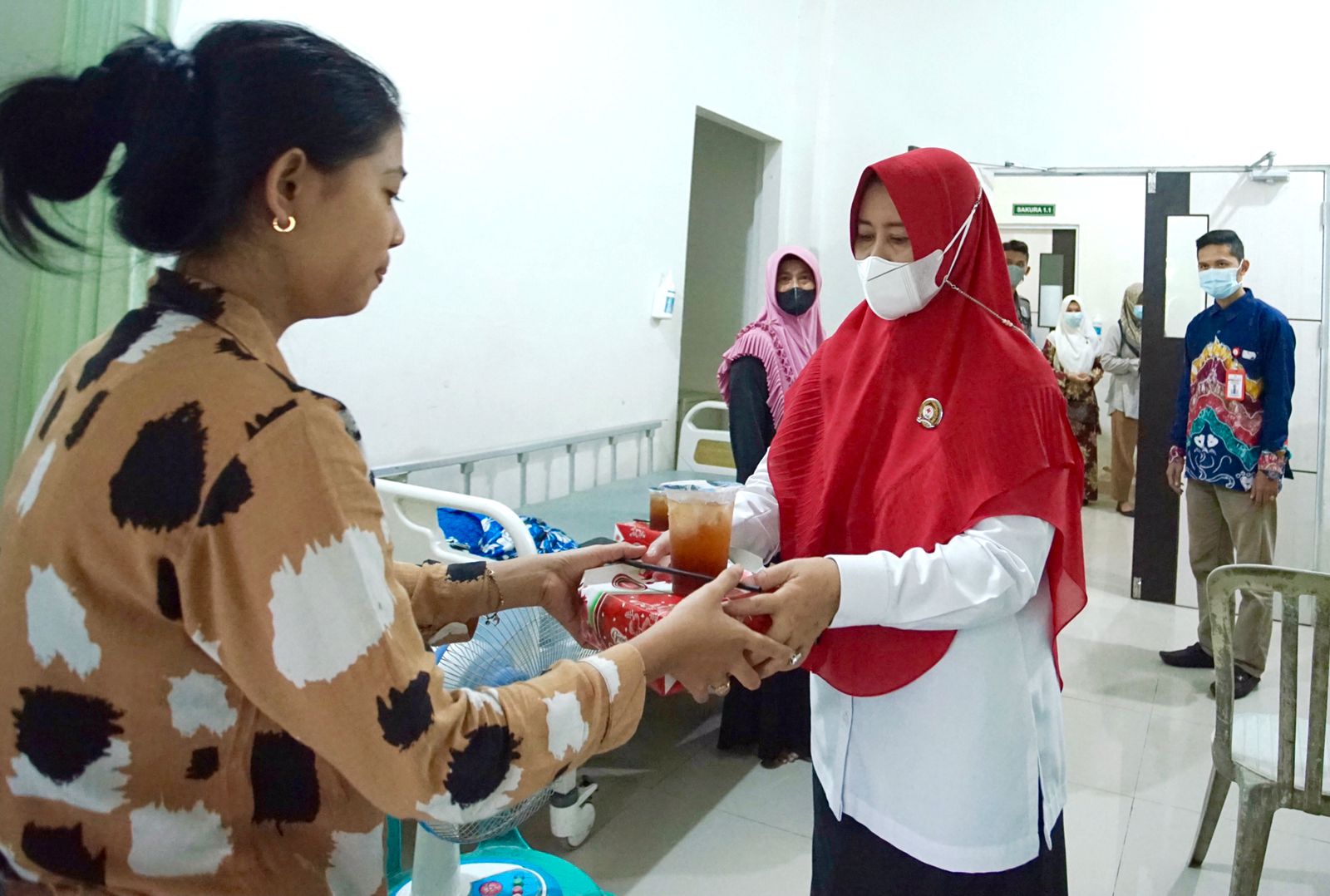 PMI Inhil Bagikan Takjil untuk Pasien Rawat Inap RSUD Puri Husada