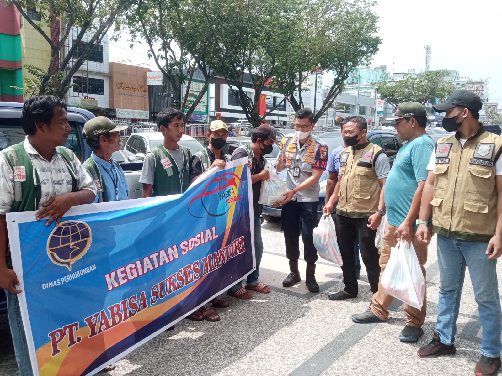 Dishub Pekanbaru Bersama Rekanan Bagikan Sembako untuk Jukir