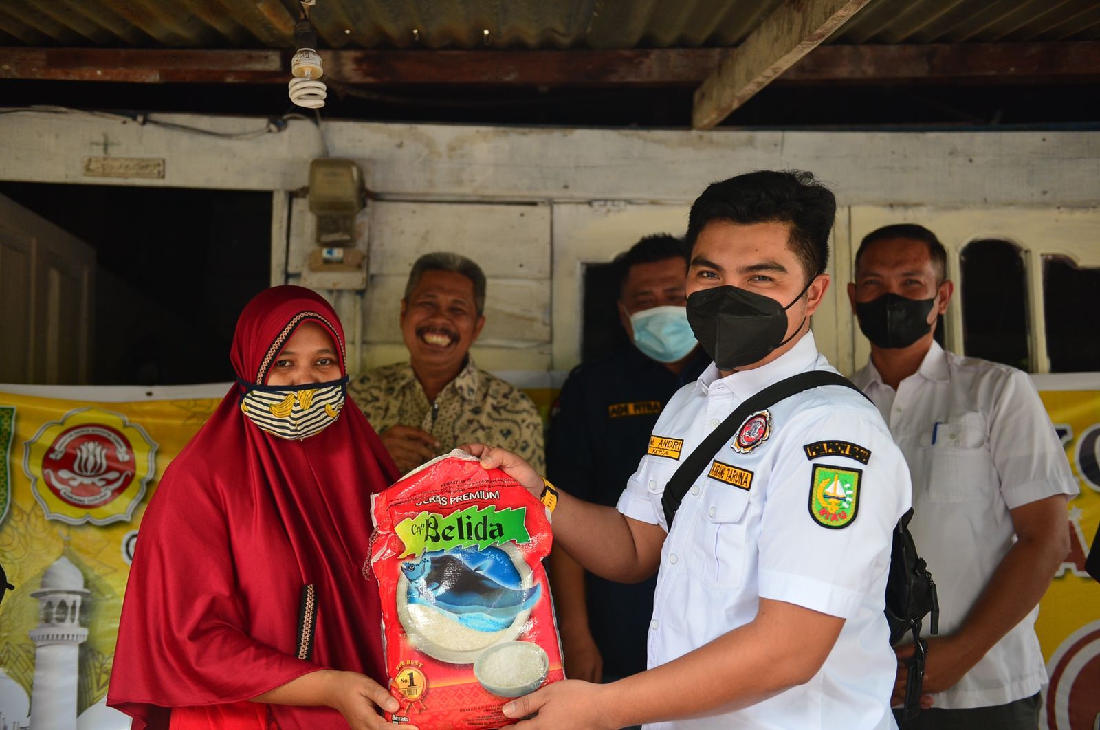 Karang Taruna Riau Bagikan 50 Paket Sembako ke Warga Cinta Raja