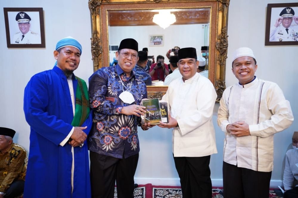 Wagubri Serahkan Buku "Kumpulan Kultum Sang Jenderal" Request 15 Ponpes di Riau