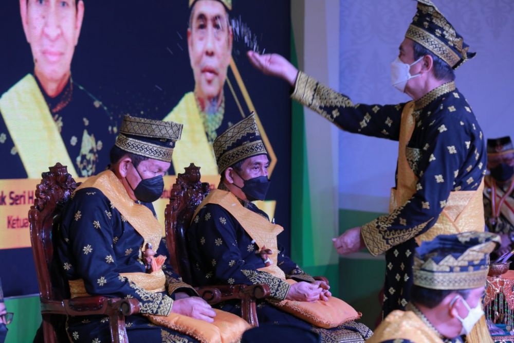 Gubri Kukuhkan Pengurus LAM Riau Masa Khidmat 2022-2027