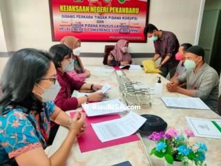 Kejari Pekanbaru Tahan Dua Tersangka Penyelundupan 520 Slop Rokok