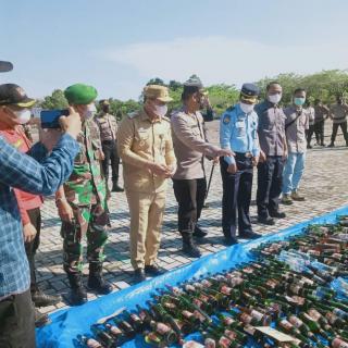 Polres dan Pemkab Rokan Hulu Musnahkan Ratusan Botol Miras di Kantor Bupati