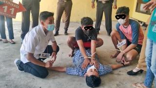 Tersangka Peragakan 15 Adegan Rekontruksi Cabul Penyandang Disabilitas di Polsek Kuantan Mudik