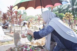 Zulaikhah Wardan Melayat ke Kediaman Pengurus Dekranasda Provinsi Riau