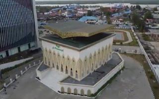 Unik, Masjid di Medan Ini Berbentuk Alquran di Atas Rehal