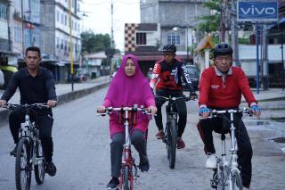 Bersama Istri, Bupati Wardan Bersepeda Keliling Kota Tembilahan