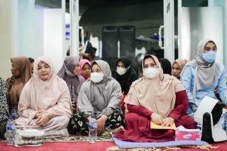 Bupati Kasmarni Buka Puasa dan Salat Bersama Warga Desa Sungai Meranti