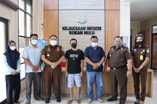 Korban dan Pelaku Sepakat Berdamai, Kajari Rohul Hentikan Kasus Pencurian Buah Sawit