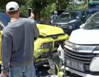 Minibus Laga Kambing di Rumbai Pekanbaru, Sopir dan Penumpang Dilarikan ke Rumah Sakit