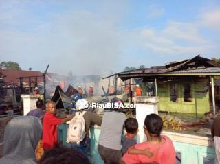 Tiga Rumah di Jalan Harapan Rumbai Pekanbaru Hangus Dilahap Api