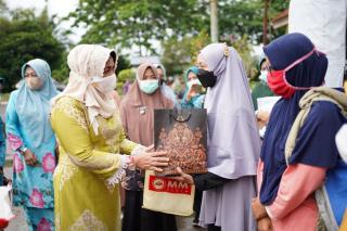 TP PKK Riau Bersama BK3S Bagikan Sembako untuk Warga Kurang Mampu