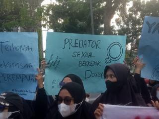 Dekan FISIP UNRI Syafri Harto Vonis Bebas, Aliansi Perempuan Riau Demo Kejati