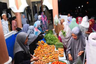 Dharma Wanita DLH dan Perkebunan Bengkalis Bagikan Sayur Gratis Bagi Jamaah Salat Subuh