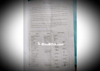 Diduga Berbuat Asusila, Warga Desa Sialang Jaya-Rohul Bubuhkan Tanda Tangan Pemberhentian Kepala Desa