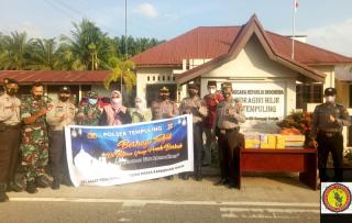 Imbau Kamtibmas, Polsek Tempuling Bagi-bagi Takjil ke Warga