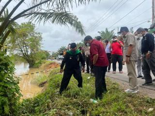 Tinjau Jalan Longsor di Inhu, Wagubri: Harus Segera Diperbaiki