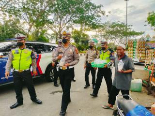 Sat Lantas Polres Rohul Bagikan 150 Paket Takjil untuk Masyarakat