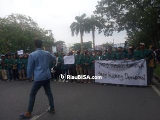 Tolak Penundaan Pemilu 2024, Ribuan Mahasiswa Aksi Demo di Depan DPRD Riau